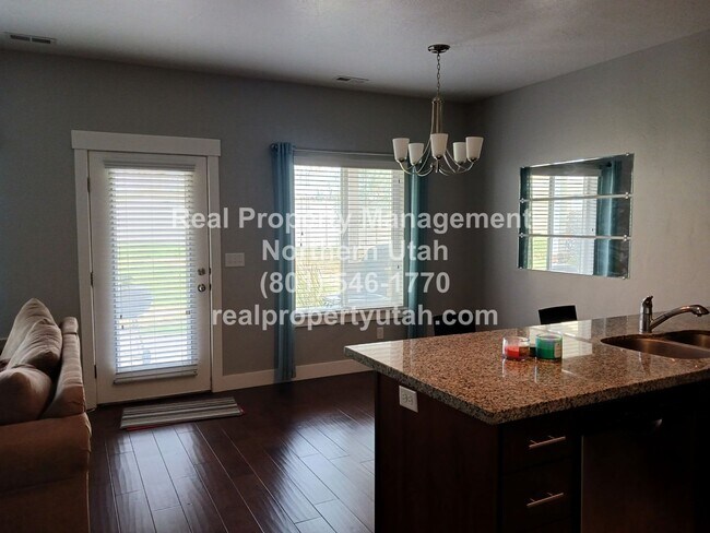 Foto del edificio - 3 Bed 2.5 Bath Townhome in West Haven Comi...