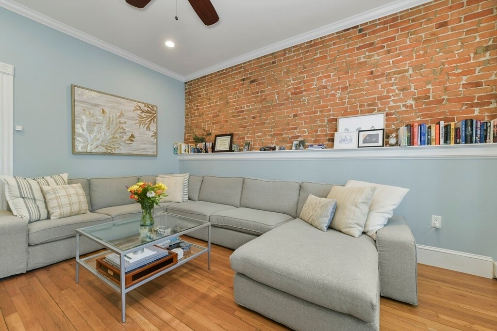 Primary Photo - 122 G St