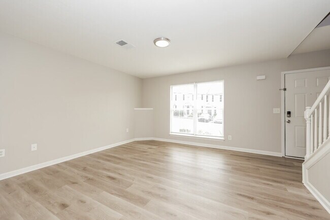 Foto del edificio - 8023 Logan Dr