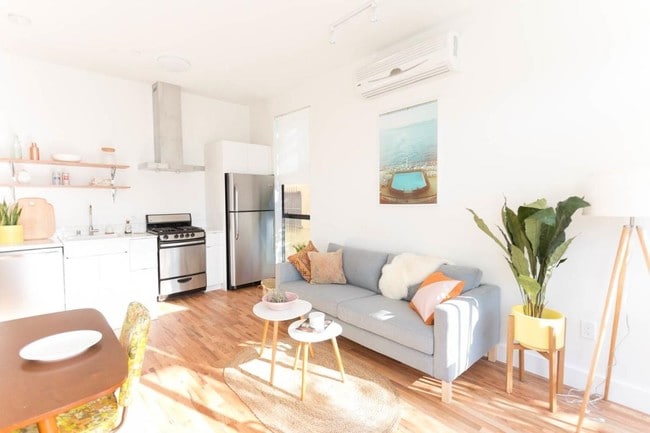 Interior Photo - 132 N Alvarado St