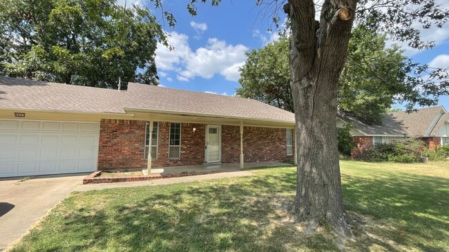 Building Photo - Spacious house with new flooring