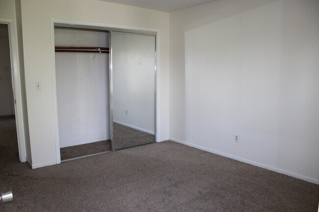 Dormitorio 1 - 3221 E 43rd Ave