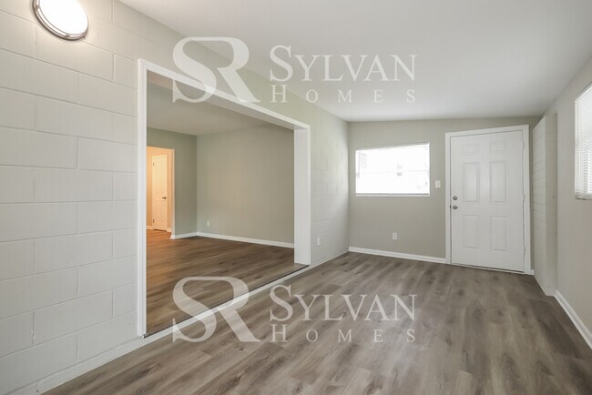 Foto del edificio - Feel welcome in this well-maintained 4BR 2...
