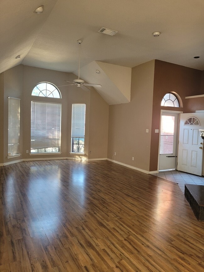Building Photo - 327 Meadowcreek Dr