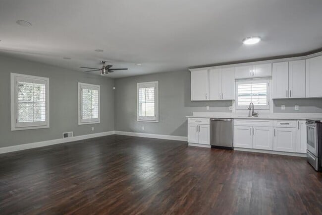 Foto del edificio - 3309 Poplar Dr