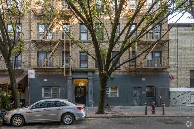 Building Photo - 2 Bedroom 1 bath apt 107 havemeyer st.