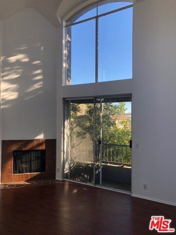 Building Photo - 1529 S Bundy Dr