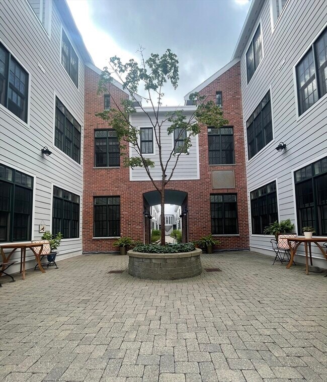 Foto del edificio - 93 E Central St