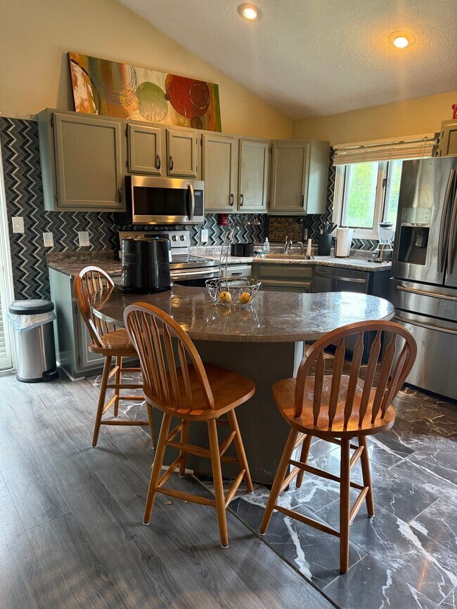 Foto del edificio - Semi-Furnished 2-Bedroom Condo at Eagle Pointe