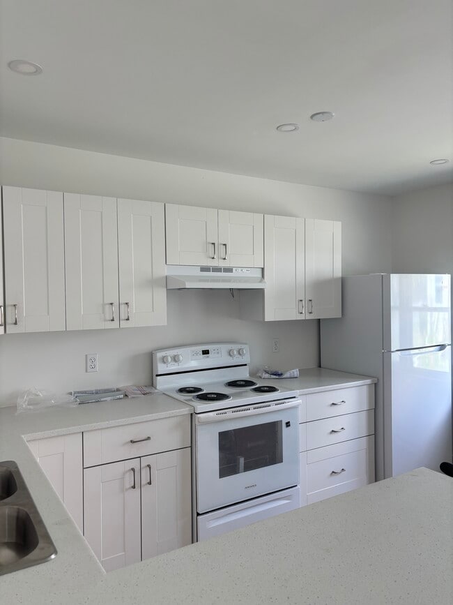 Building Photo - NEWLY RENOVATED THREE-BEDROOM APARTMENT - 94B PLEASANT STREET
