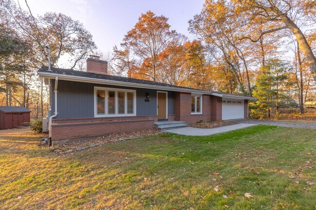 Foto del edificio - Split level, 2 Bedroom Single Family at th...