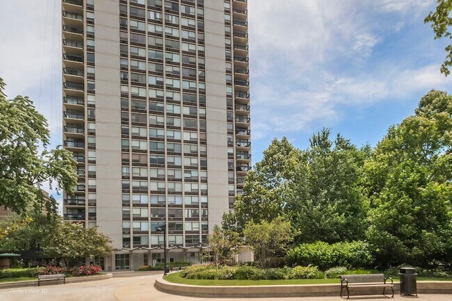 Foto del edificio - 1355 N Sandburg Terrace