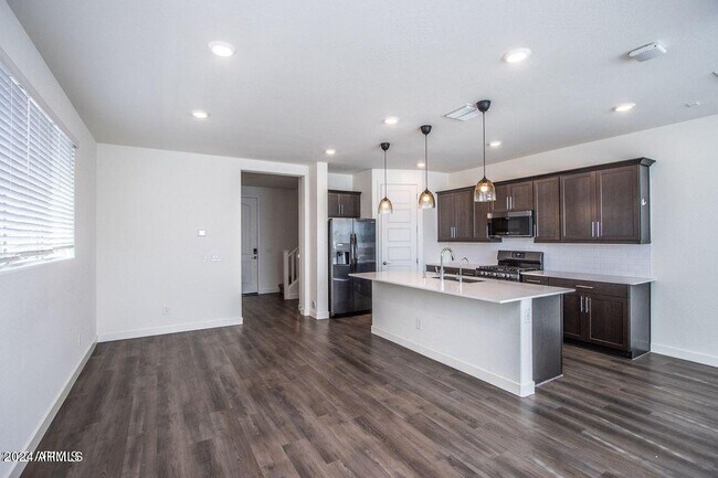 Building Photo - 653 N Bay Dr