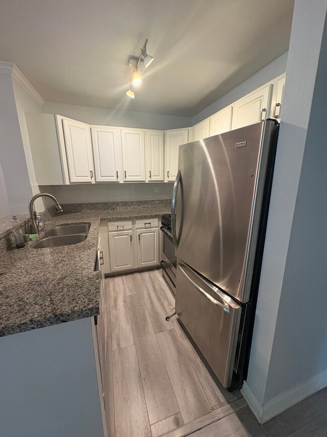 Building Photo - 6505 Green Valley Cir