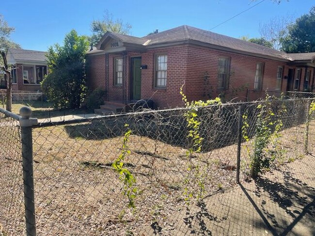 Building Photo - Midtown Duplex 2 bedroom 1 bath