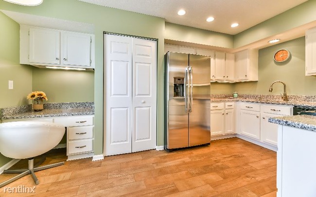 Building Photo - 3 br, 1.5 bath Townhome - 240 Clearbrook Ct,