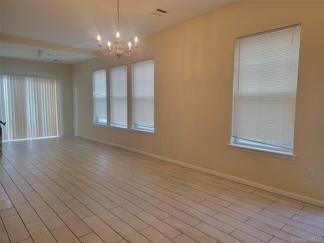 Foto del edificio - 65-22 Beach Front Rd
