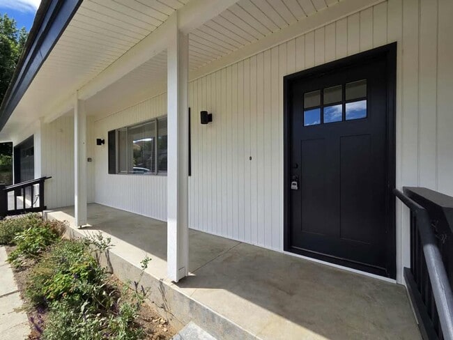 Building Photo - HUGE Number 2 Canyon ~ ~ 4 bedroom, 3 bath...
