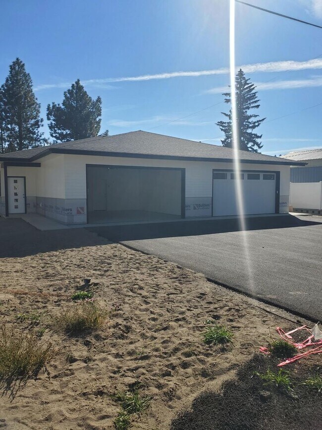 Building Photo - Brand New Zero Step Duplex in Deer Park