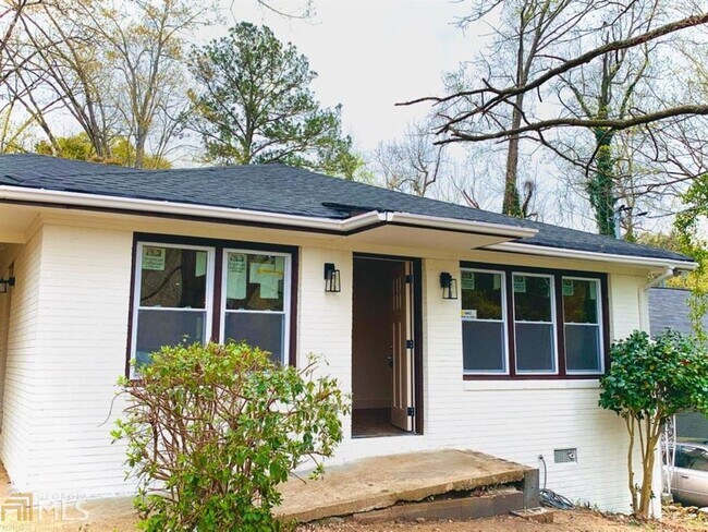 Building Photo - Newly renovated! This intown home features an Open Floorplan with Natural Light, a Cozy Family Ro...