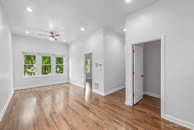 Foto del edificio - 2434 W Moffat St