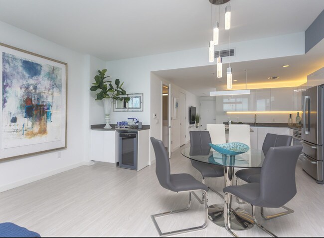 Building Photo - 1102 Brickell Bay Dr