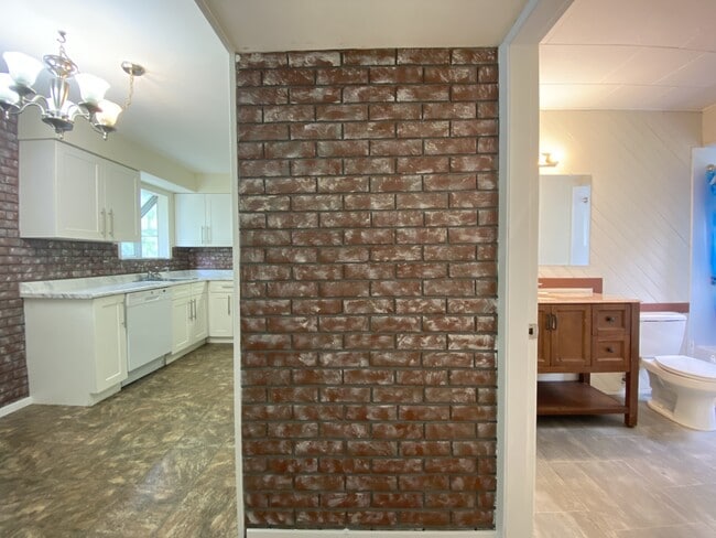 Building Photo - 3250 Uplands Dr