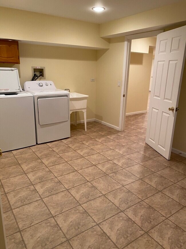 Building Photo - 624 Marseilles Cir