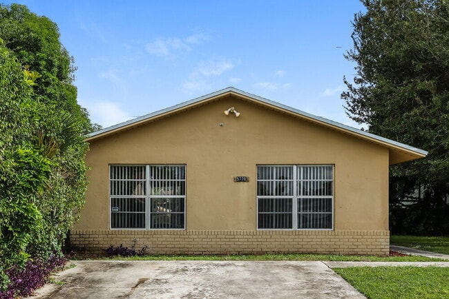 Building Photo - 5770 Bermuda Cir S