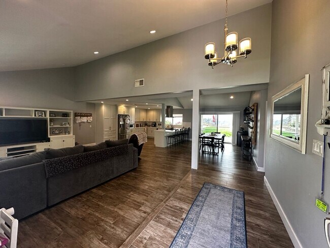 Building Photo - Single Story 4 Bedroom Home for Rent in Sa...