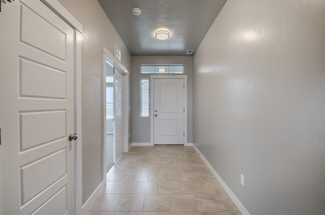Building Photo - Newer home in Meridian  2100Sqft, Goldengrove Sub., Room for all of your Toys