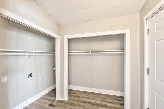 Building Photo - 218-220 Miami St