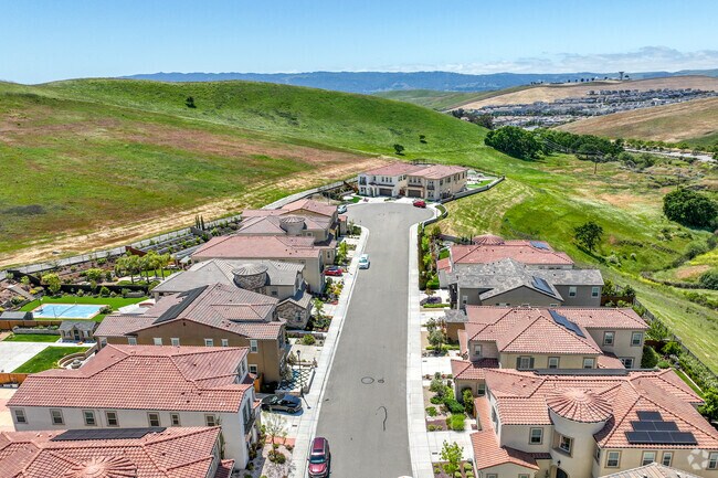 Vista suroeste del edificio - The Knolls at Tassajara Hills