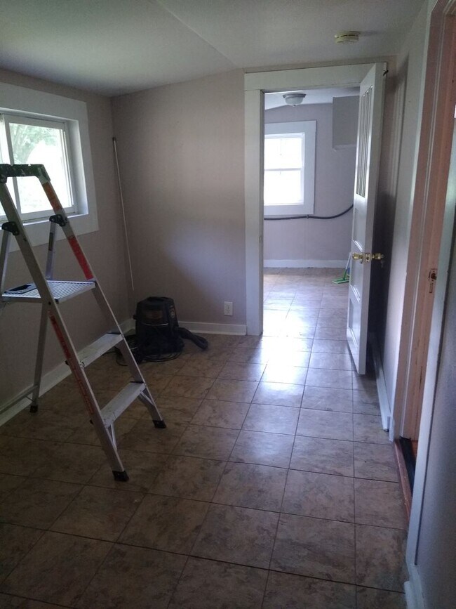 Building Photo - Charming 2BD House in a quiet cove located...