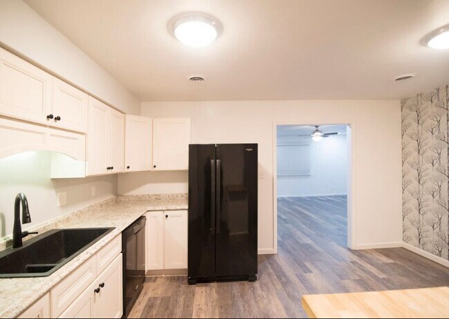 Foto del edificio - 1802 Edmund Ave NE