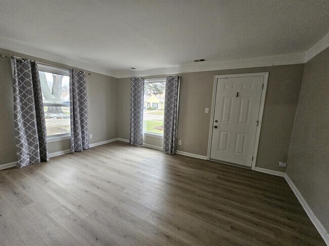 Foto del edificio - 3 Bedroom Large Bungalow w/ Attached 2 Car...
