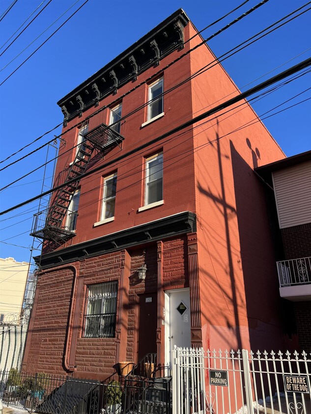 Primary Photo - 192 New York Ave
