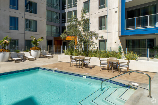 Pool - 1400 FIG Apartments