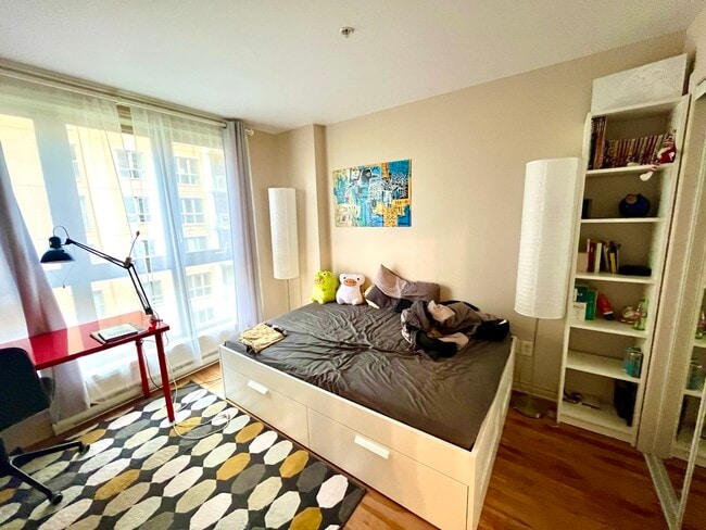 Building Photo - 8520 Rue Raymond-Pelletier