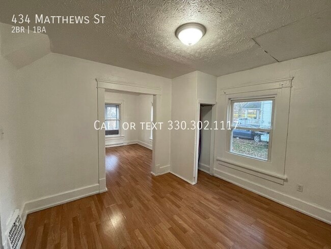 Building Photo - Two bedroom one bathroom apartment for rent