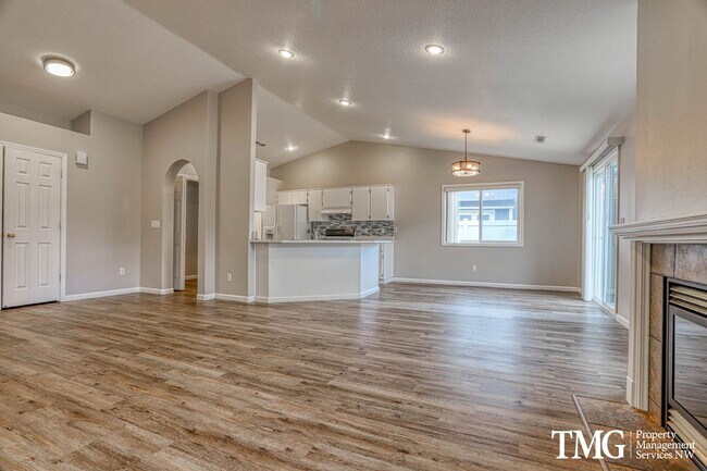 Foto del edificio - Charming Ranch in Desirable East County with Private Fenced Yard