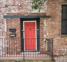 Building Photo - 6 Bleeker St