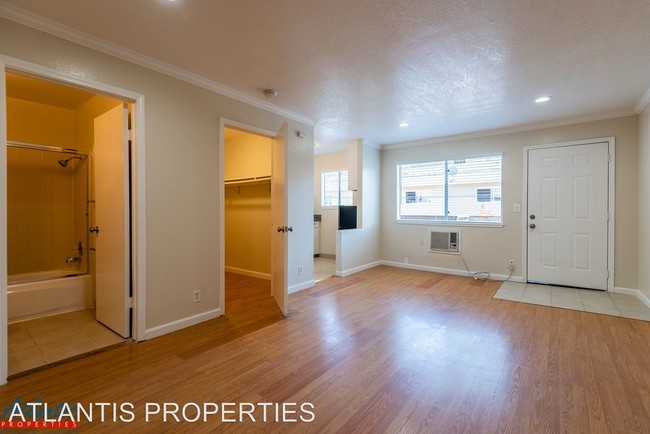 Building Photo - 5520-5522 Camden Ave