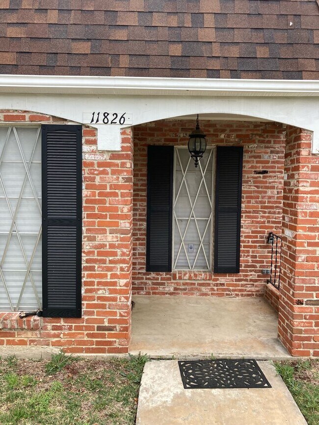 Foto del edificio - Maintenance free living in this updated condo
