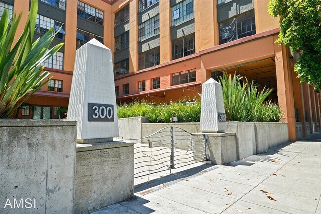 Building Photo - 3 br, 2.5 bath House - 300 Beale St #608