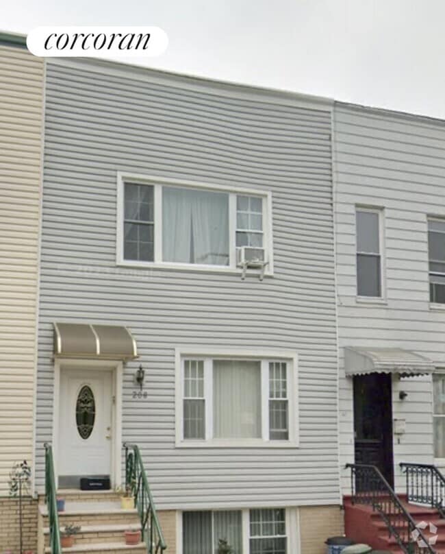 Building Photo - 208 31st St