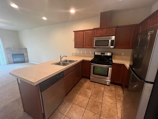 Building Photo - Well-Maintained Townhome in Desirable SW Portland