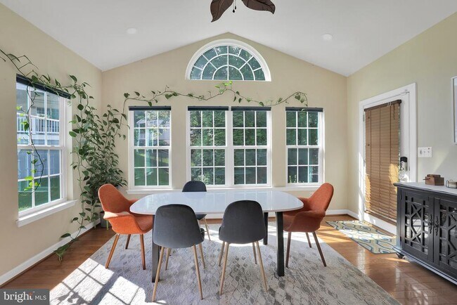 Foto del edificio - 8111 Alloway Ct