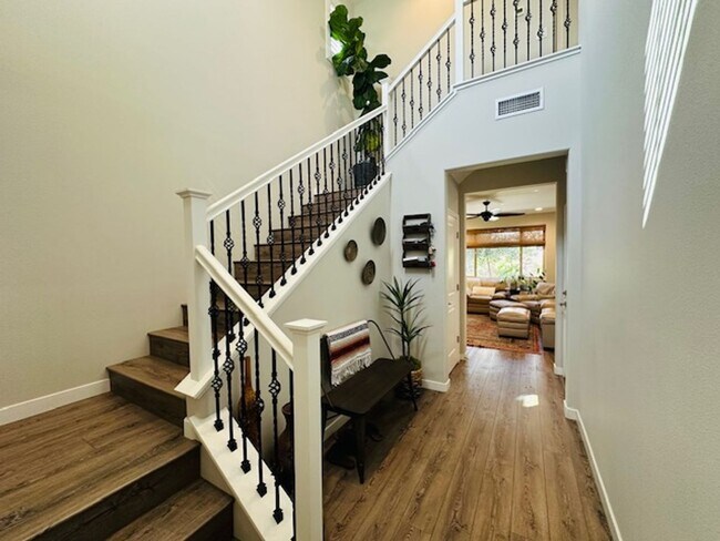 Foto del edificio - $2,395 Tesoro Viejo Gorgeous 2 Bed + Offic...