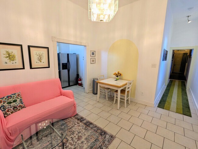 Al entrar, a la izquierda se encuentra la cocina, a la derecha la sala de estar/comedor, el pasillo que conduce a los dormitorios, la lavandería y el baño. - 1816 W Grace St